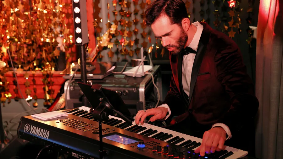 Kevin aan het keyboard tijdens herken de riff