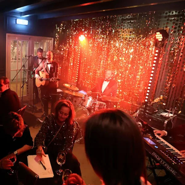 Band en publiek verzameld rondom het drumstel
